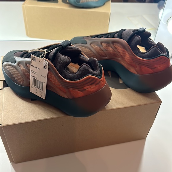 YEEZY 700 V3 COPPER FADE - Picture 5 of 9